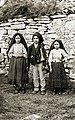 Lúcia dos Santos (wala) kaiba an saiyang mga pinsan na sina Francisco asin Jacinta Marto, 1917