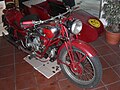 Guzzi 500 Sport 14 di Peppone usata nel film Don Camillo e l'onorevole Peppone (1955), oggi custodita nel Museo Peppone e Don Camillo.