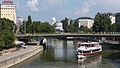 Urania, Schwedenbrücke und Rundfahrtschiff Blue Danube