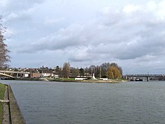 Le confluent, l'Oise à gauche, la Seine à droite.