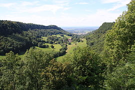 Reculée de Poligny, avec Poligny au fond, et prieuré de Vaux-sur-Poligny au milieu.