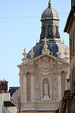 Statue de Saint Louis en haut de la façade.