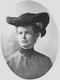 Black-and-white portrait photograph of Nettie Stevens in 1904 wearing a large black hat and formal attire