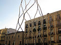 Escultura amb el Palau Centelles de fons