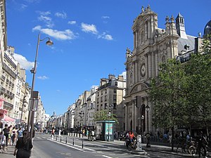 L'église rue Saint-Antoine, vue du début de la rue de Rivoli.