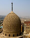 Cúpula de pedra com motivos geométricos e florais sobrepostos no complexo funerário do Sultão Qaytbay (concluído em 1474).