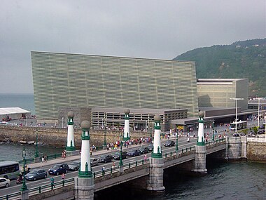 Kursaal jauregia eta Zurriolako zubia.