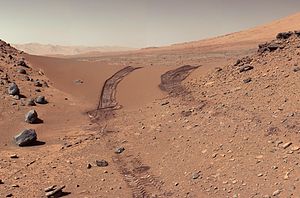 L'astromòbil marcià Curiosity va creuar una duna al febrer en un passatge batejat Dingo Gap.