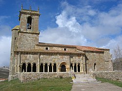 Frontera d'a ilesia parroquial de Rebolledo de la Torre, un edificio d'estilo romanico