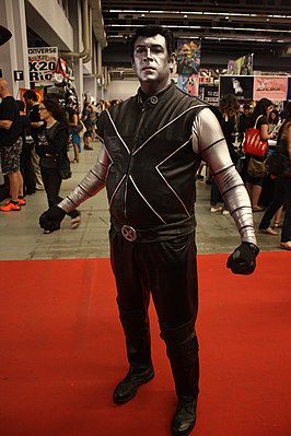 Cosplayer, uitgedost als Colossus