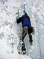 Escalade glaciaire (cascade) avec crampons et piolets techniques.