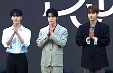 alt=NCT DoJaeJung en juin 2023 (de gauche à droite : Doyoung, Jaehyun et Jungwoo)