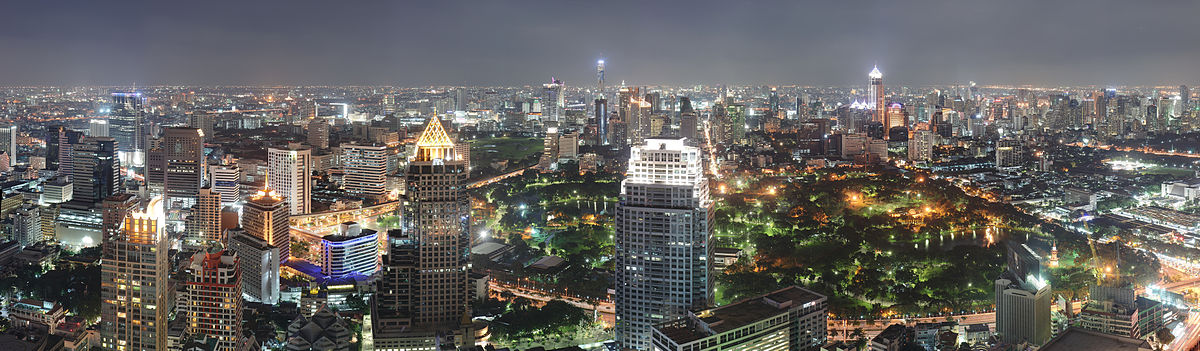 Panorámakép Bangkokról éjszaka, a zöld övezet a Lumphini Park