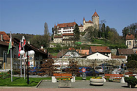 Dorf un Schloss Lucens