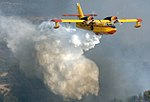 Un avion jaune et rouge.