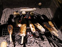 みそつけたんぽ。味噌をつけて焼いている例。