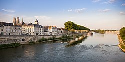 Tukad Loire ngentasin wawidangan Orléans