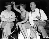 Allan Dwan (a sinistra), Arlene Dahl e John Alton sul set di Veneri rosse nel 1956