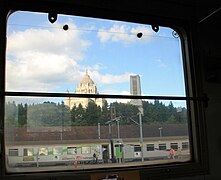 Lisieux, la basilique vue d'un train en gare.