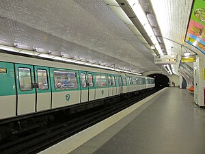 Rame MF 77 à quai en direction de Balard.