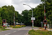 Blick vom Bahnübergang am Bahnhof Johannesstift zur Schönwalder Straße Richtung Spandau, 2015; an der Wendeschleife der heutigen Buslinie M45 befand sich die Kehranlage der Straßenbahn, nach links verlief das Verbindungsgleis zur Bötzowbahn