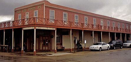 Il Crystal Palace, ex Golden Eagle Brewery, di Tombstone, Arizona. Costruito nel 1879.