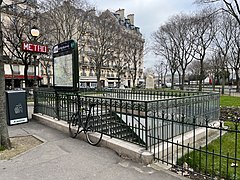 Accès no 1, « Boulevard de La Tour-Maubourg », doté d'un escalier fixe.