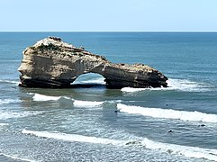 La Roche Percée, située à quelques mètres de la plage Miramar.