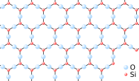 Si ve O atomlarının düzenli altıgen deseni, Her bir köşede bir Si atomu ve her iki tarafın merkezinde O atomu.