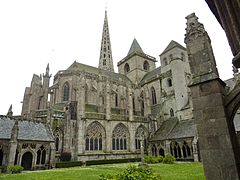 Les trois tours de la cathédrale vues du cloître.