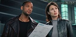 Del Spooner (Will Smith) és Susan Calvin (Bridget Moynahan) a filmben