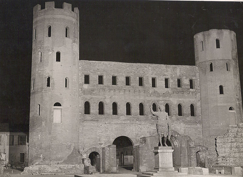 File:Illuminazione Porta Palatina.jpg