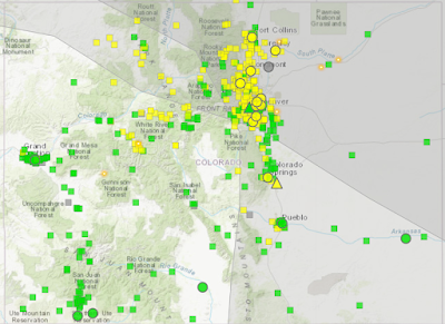 Map of colorado, showing locations of air monitors and sensors, with a light layer of smoke (gray) over northern and eastern Colorado. Under this smoke, monitors show moderate air quality.