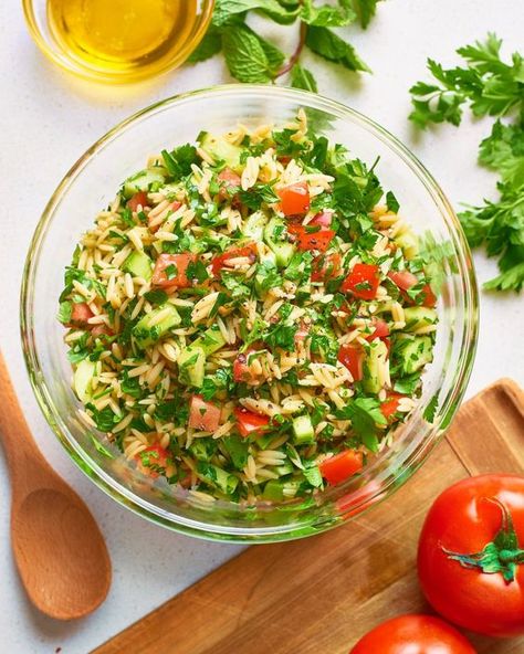 Healthy Orzo Tabbouleh Salad. Need recipes and ideas for easy side dishes? These tiny noodles add awesome texture to this classic and easy side. You'll need dry orzo pasta, olive oil, lemon juice, tomatoes, parsley, mint, cucumber and scallions. Lunch Ideas For 1 Year, Pasta Lunch Ideas, Middle Eastern Salads, Veggie Mains, Tabbouleh Recipe, Pasta Lunch, Bulgur Wheat, Tabbouleh Salad, Easy Summer Dinners