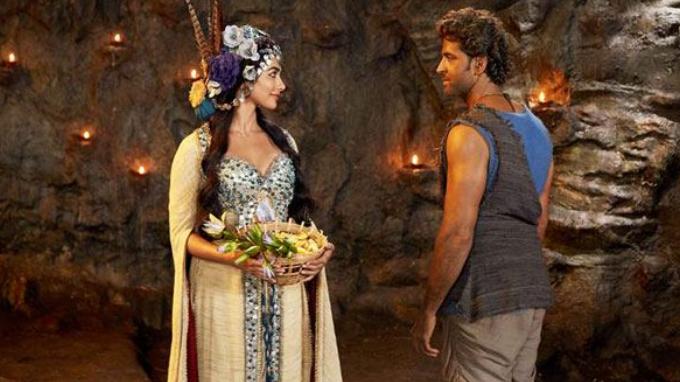 Hrithik Roshan and Pooja Hegde in Mohenjo Daro (2016)