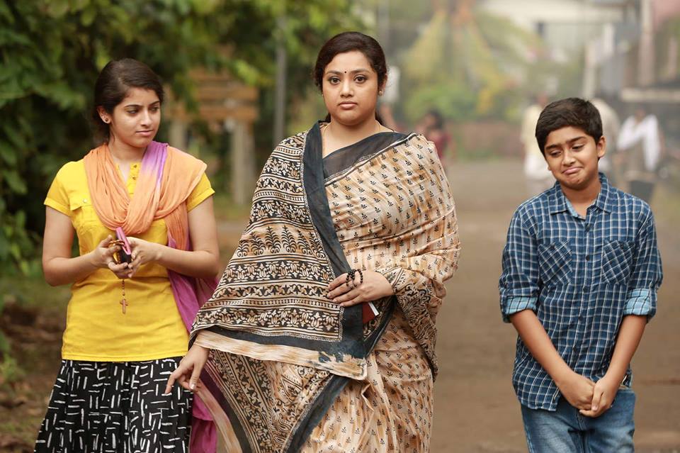 Meena, Sanoop Santhosh, and Aima Sebastian in Munthirivallikal Thalirkkumbol (2017)