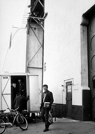 Efrem Zimbalist, Jr. on the Warner Bros. lot during a break from filming "77 Sunset Strip," January 30, 1961.