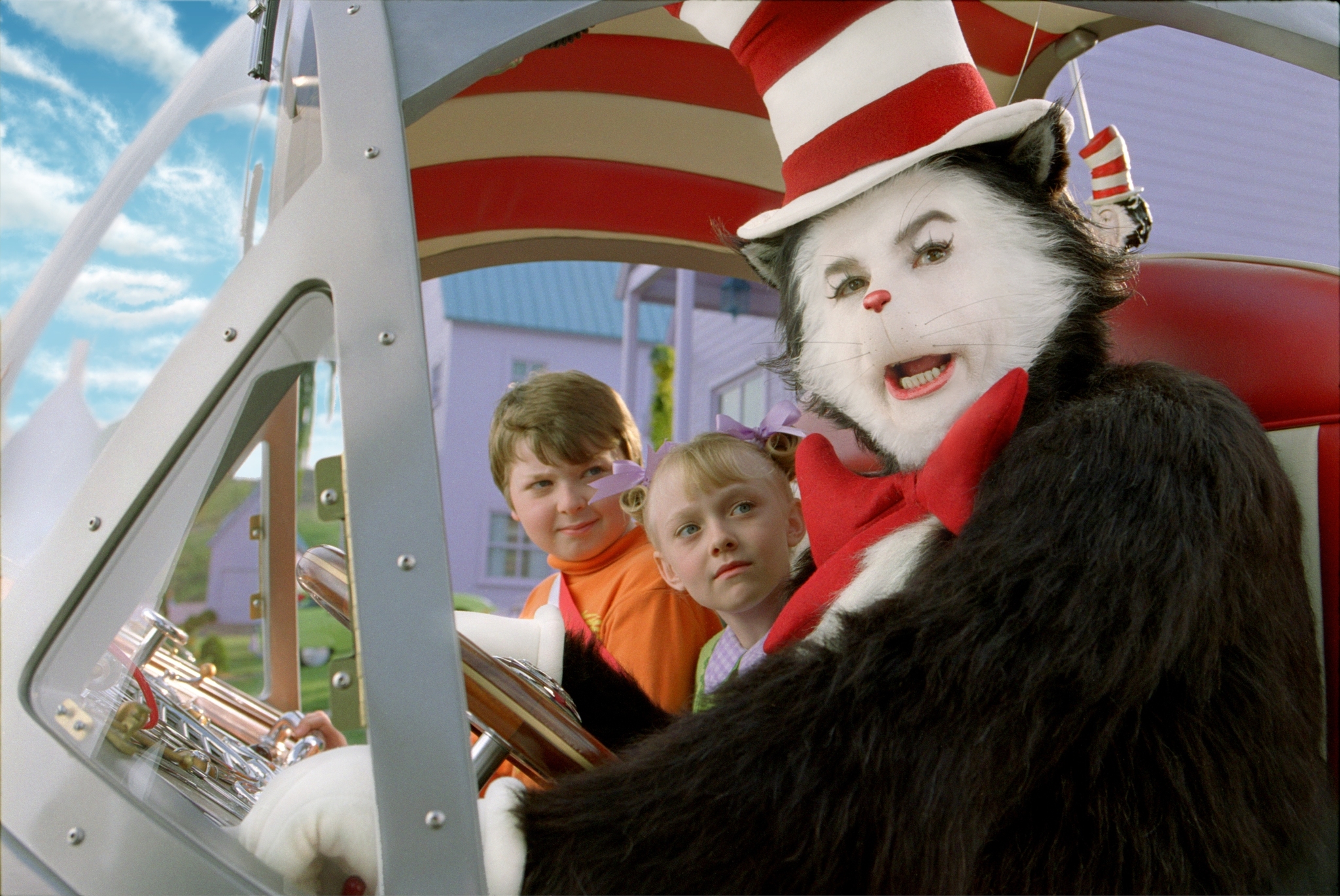 Mike Myers, Spencer Breslin, and Dakota Fanning in The Cat in the Hat (2003)