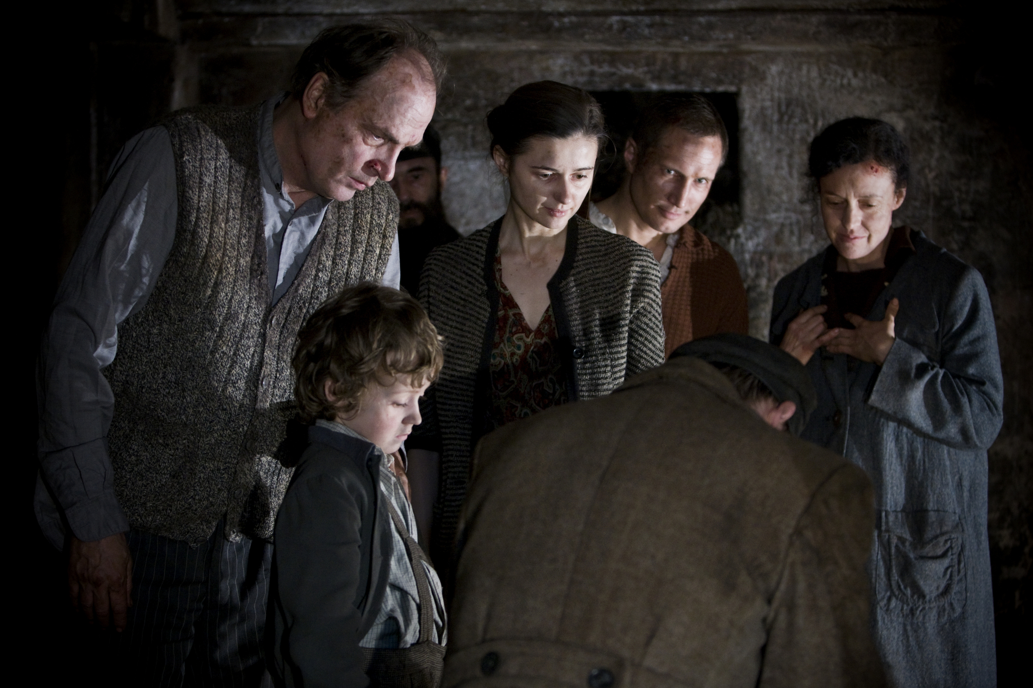 Benno Fürmann, Maria Schrader, and Agnieszka Grochowska in In Darkness (2011)