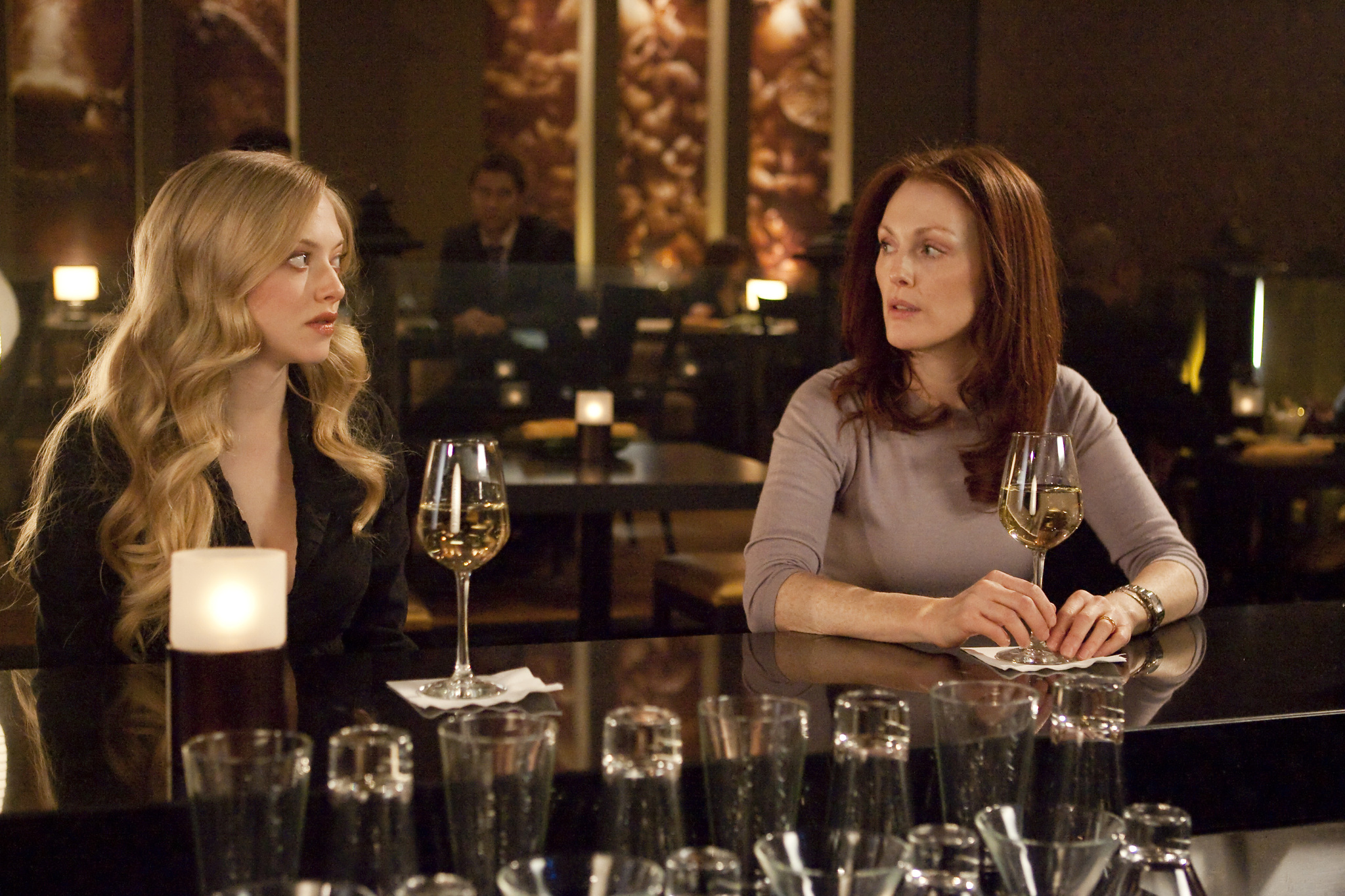 Julianne Moore and Amanda Seyfried in Chloe (2009)