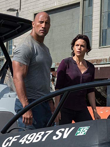 Carla Gugino and Dwayne Johnson in San Andreas (2015)