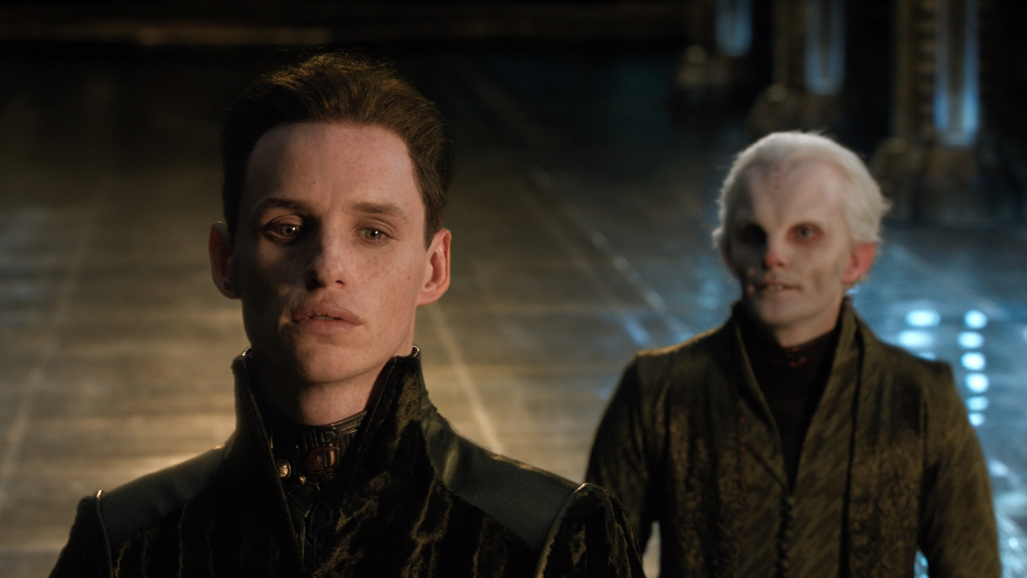 Edward Hogg and Eddie Redmayne in Jupiter Ascending (2015)