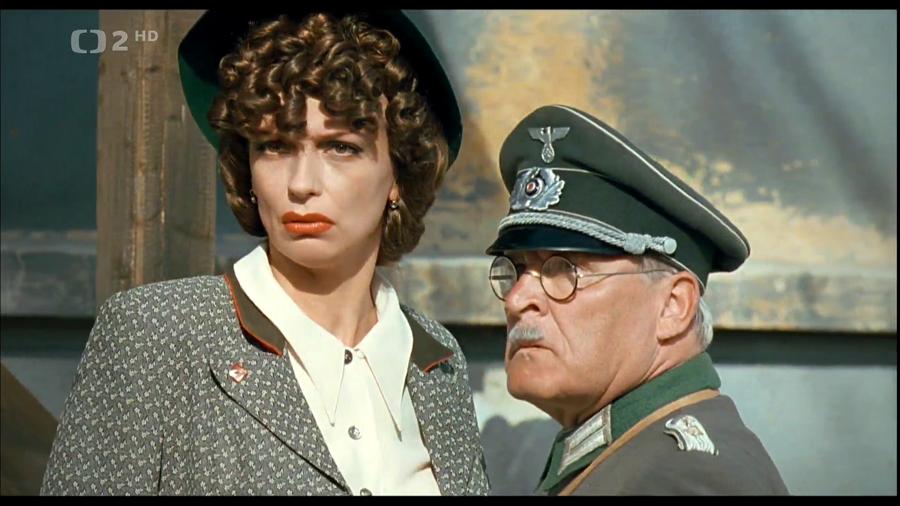 Vladimír Brabec and Ivana Chýlková in Stuj, nebo se netrefím (1998)