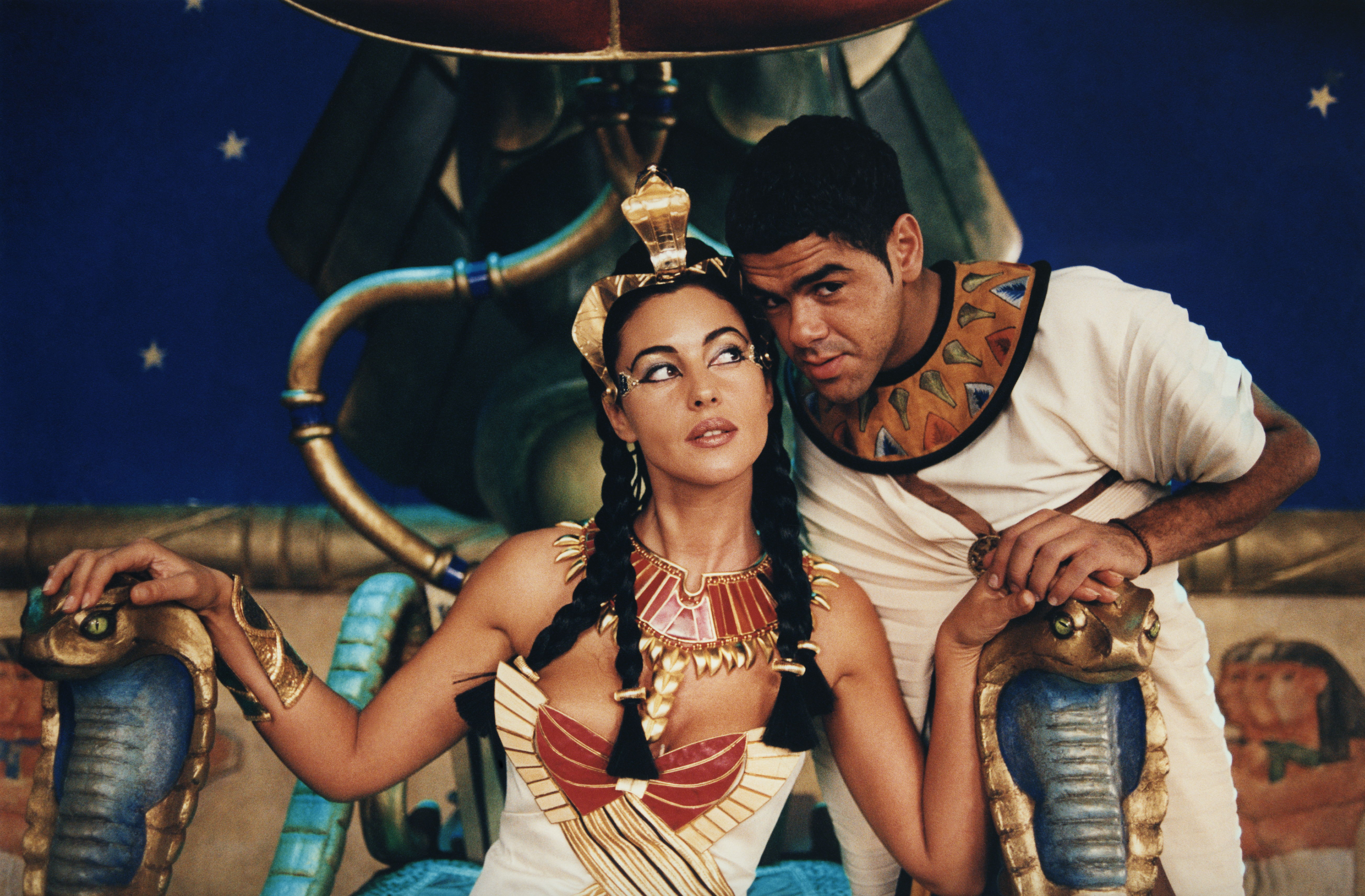 Monica Bellucci and Jamel Debbouze in Asterix & Obelix: Mission Cleopatra (2002)