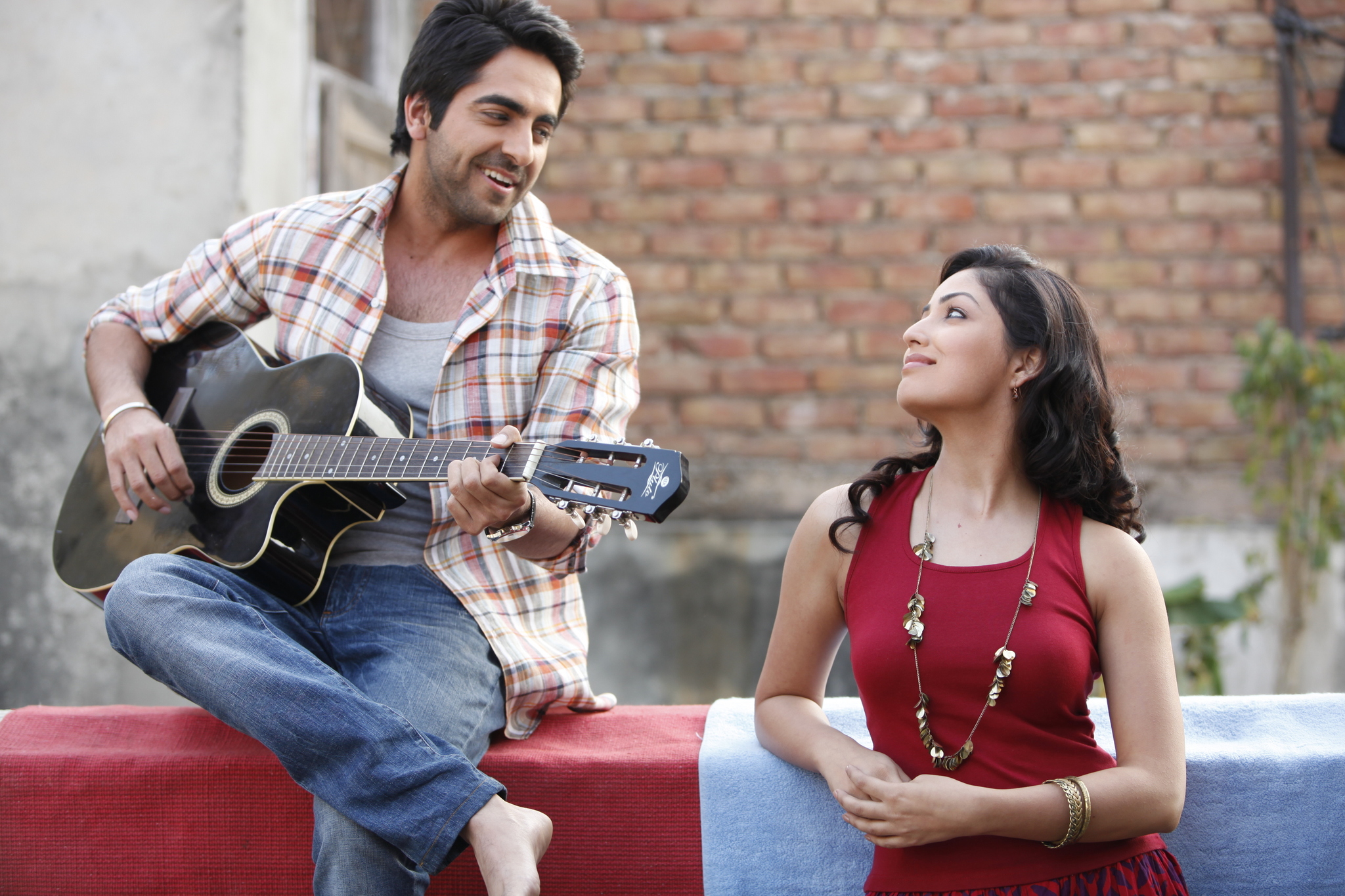 Yami Gautam and Ayushmann Khurrana in Vicky Donor (2012)