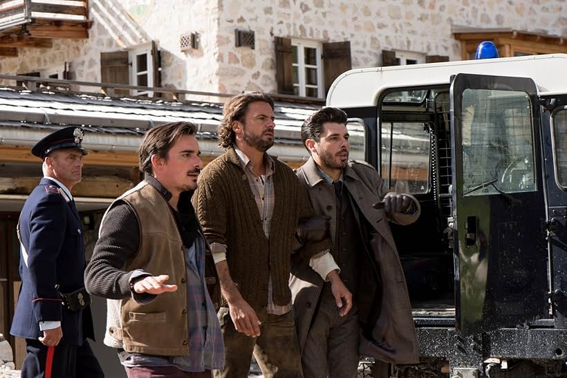 Set still from the movie "Die Pfefferkörner- Und der Fluch des Schwarzen Königs" directed by Christian Theede, produced by Letterbox Film ---  Hannes Wegener (r), Stephan Luca (mid), Ricardo Angelini (l) as Italian police officer "Gio