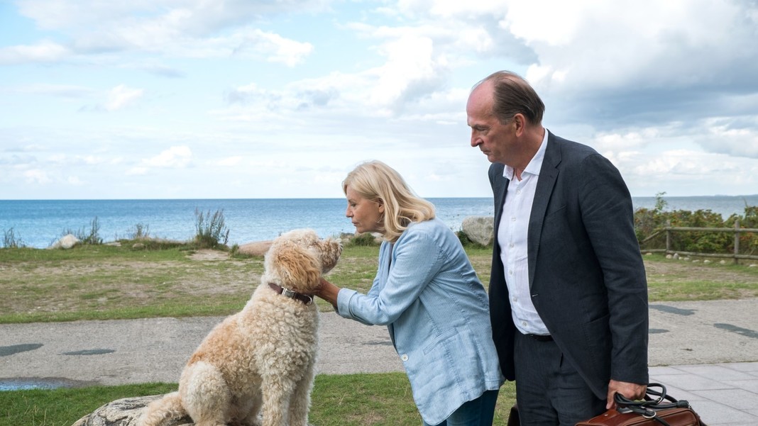 Herbert Knaup and Sabine Postel in Reif für die Insel (Special) (2022)