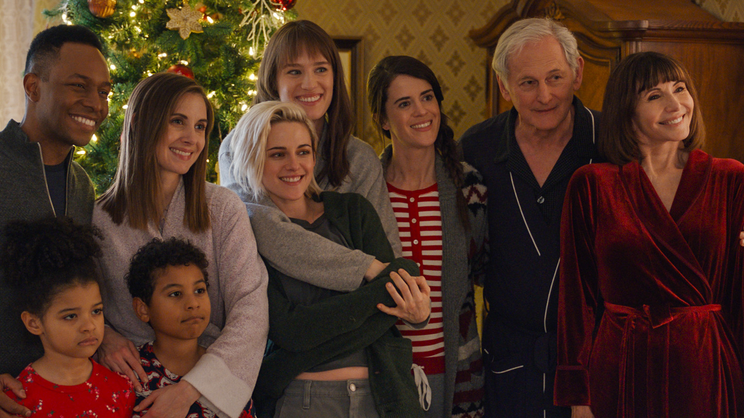 Victor Garber, Mary Steenburgen, Kristen Stewart, Asiyih N'Dobe, Anis N'Dobe, Burl Moseley, Alison Brie, Mary Holland, and Mackenzie Davis in Happiest Season (2020)