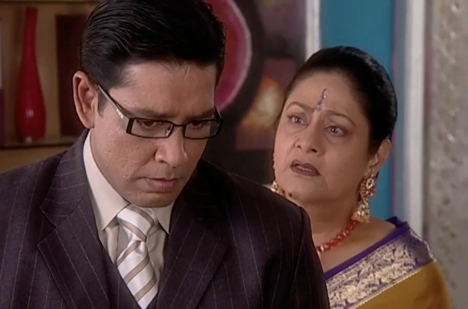 Aruna Irani and Anup Soni in Kahaani Ghar Ghar Kii (2000)