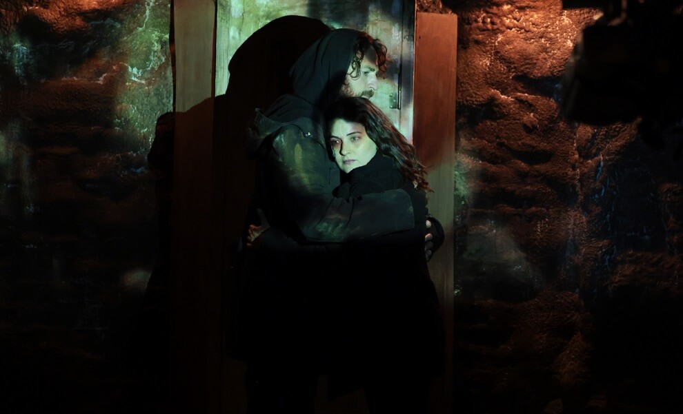 Birkan Sokullu and Aslihan Gürbüz in The Innocents (2020)